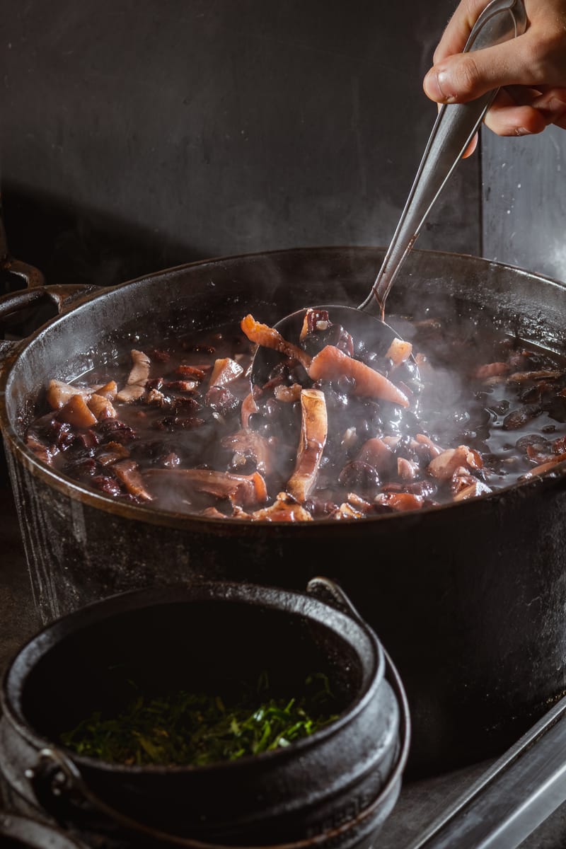 Feijoada preparada no caldeirão