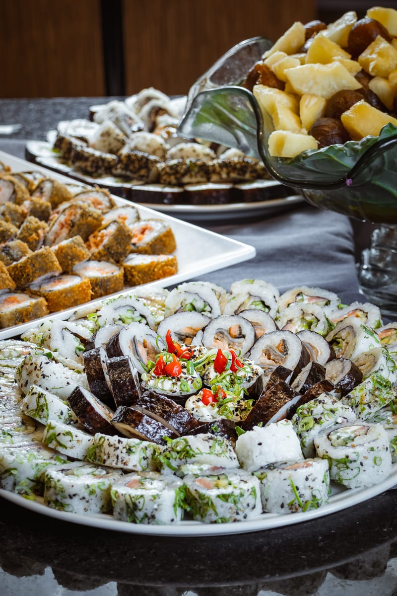 Ilha de sushi variado