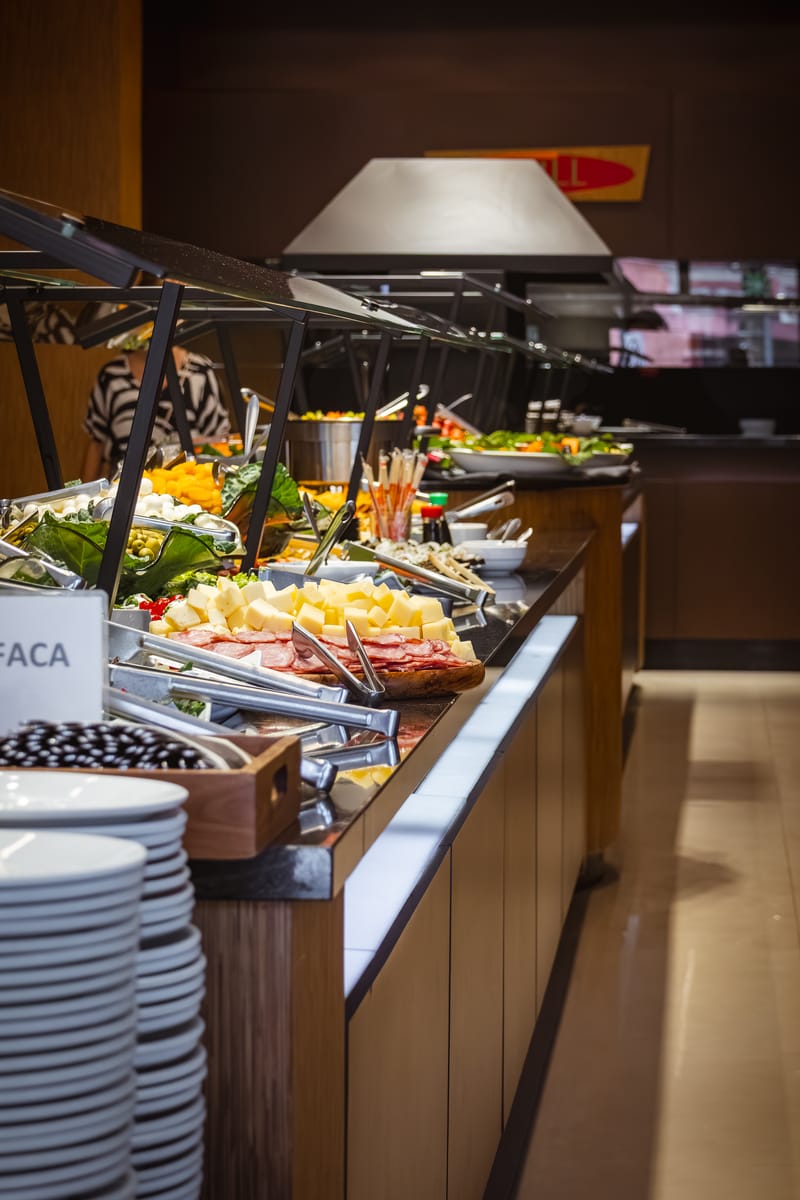 Buffet de saladas e frios